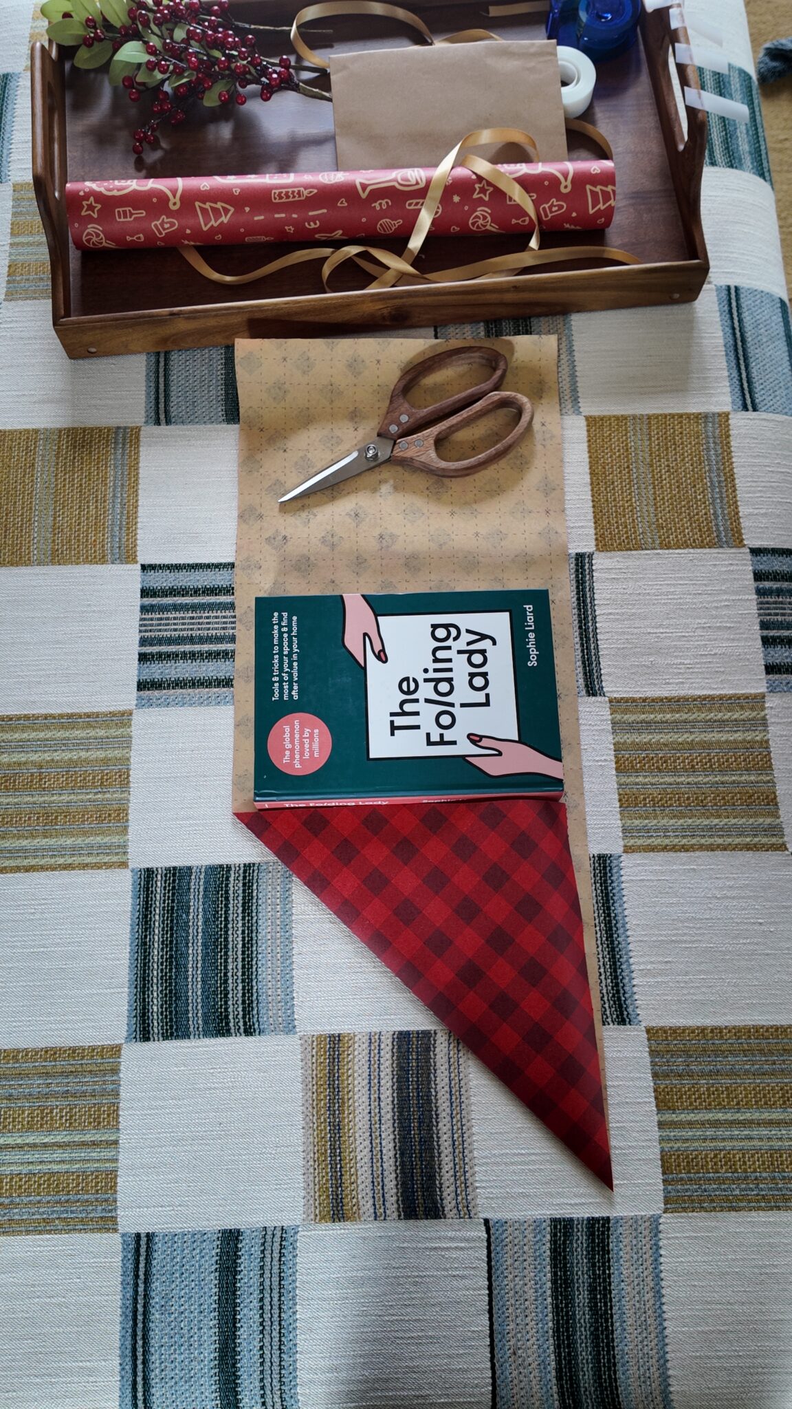 How to Wrap A Book - Sophie Liard