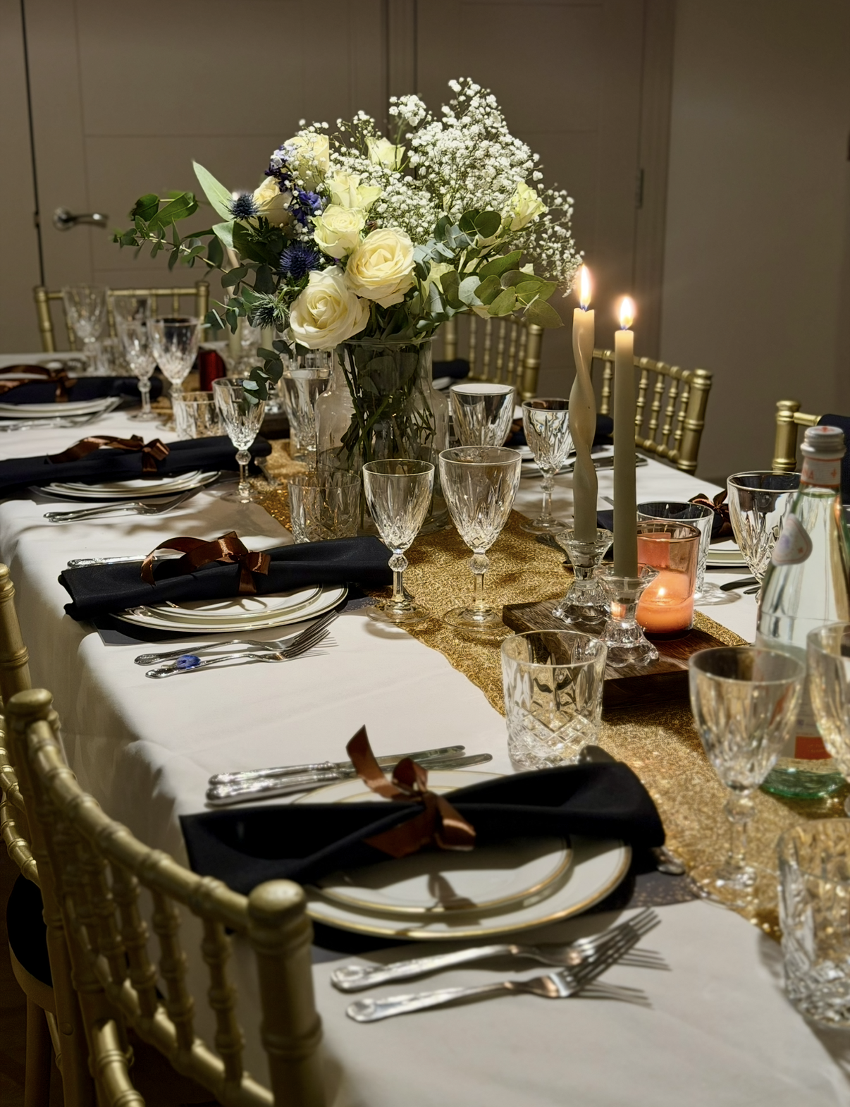 oscars table seating, white flowers, black napkins gold chairs oscars